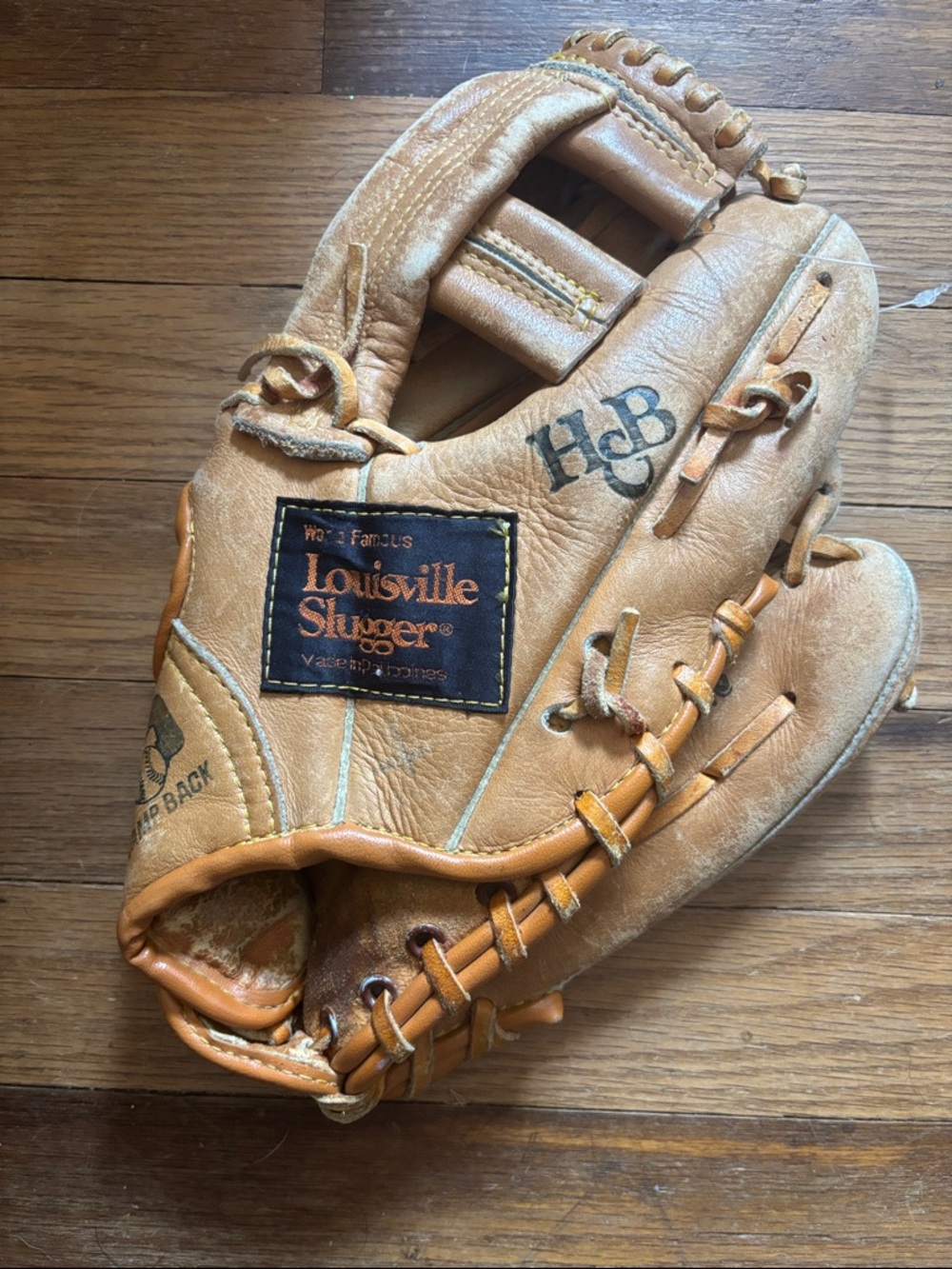 Louisville Slugger Tan Leather Baseball Glove - Right Hand Throw. Model LSG44
